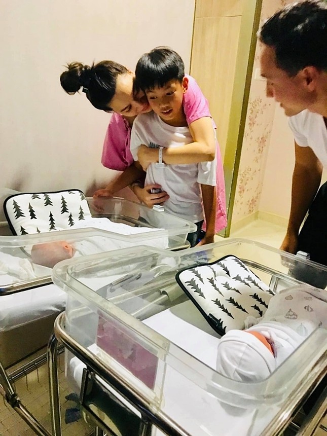 Thật khó tin Hồ Ngọc Hà đã lấy lại vẻ khỏe khoắn rạng rỡ chỉ sau 4 ngày sinh mổ ảnh 9