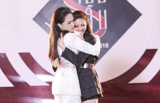 Hoa hậu Khánh Vân bị cư dân mạng công kích vì lên tiếng bảo vệ Hương Giang ảnh 9