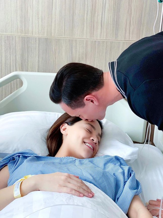 Có ai như Hồ Ngọc Hà: Ngồi xe lăn nhận lời cầu hôn xúc động từ Kim Lý ảnh 13