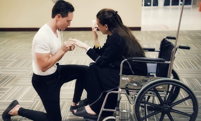 Có ai như Hồ Ngọc Hà: Ngồi xe lăn nhận lời cầu hôn xúc động từ Kim Lý ảnh 11