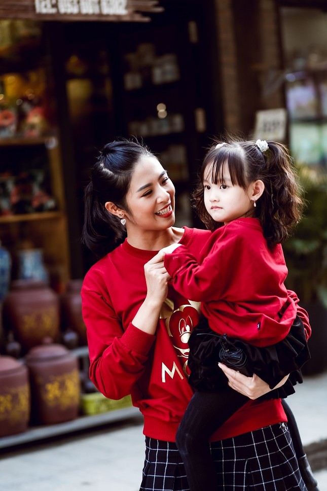 Chưa kết hôn sinh con nhưng Hoa hậu Ngọc Hân lại có một cô con gái dễ thương hết biết ảnh 9