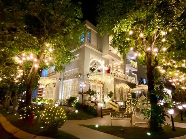 Choáng ngợp nhìn sao Việt trang trí nhà cửa mùa Noel: Sang xịn như khách sạn 5 sao ảnh 12