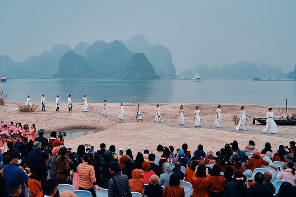 Bí quyết nào giúp Á hậu Phương Nga rạng rỡ khi trình diễn áo dài giữa mùa Đông lạnh giá? ảnh 8