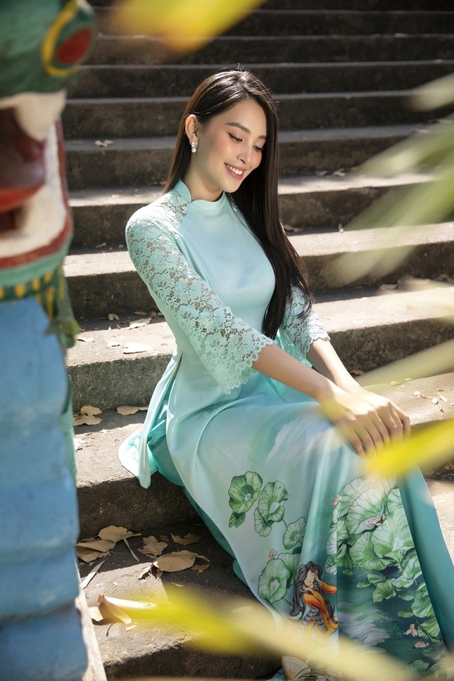 Chưa bao giờ Hoa hậu Tiểu Vy dịu dàng e ấp đến thế trong tà áo dài chúc Tết ảnh 4