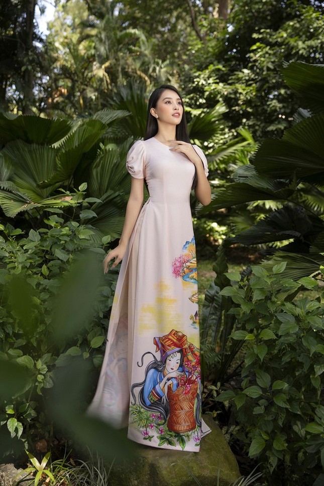 Chưa bao giờ Hoa hậu Tiểu Vy dịu dàng e ấp đến thế trong tà áo dài chúc Tết ảnh 8