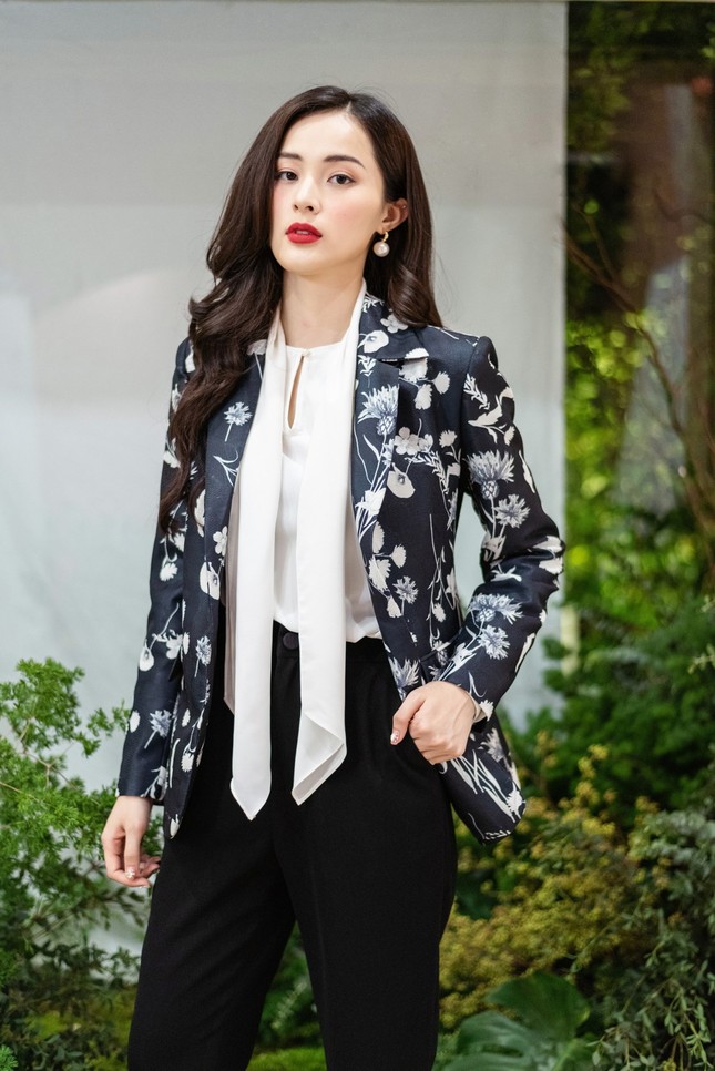 Cùng Hoa hậu Đỗ Thị Hà chọn một bộ váy hoa cho mùa Xuân thêm rực rỡ ảnh 9