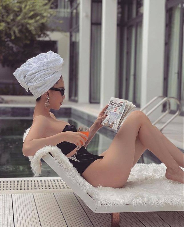 Chi Pu vừa khoe ảnh mặc quần tất không nội y, Ngọc Trinh đã diện bikini xẻ cao hết cỡ ảnh 9