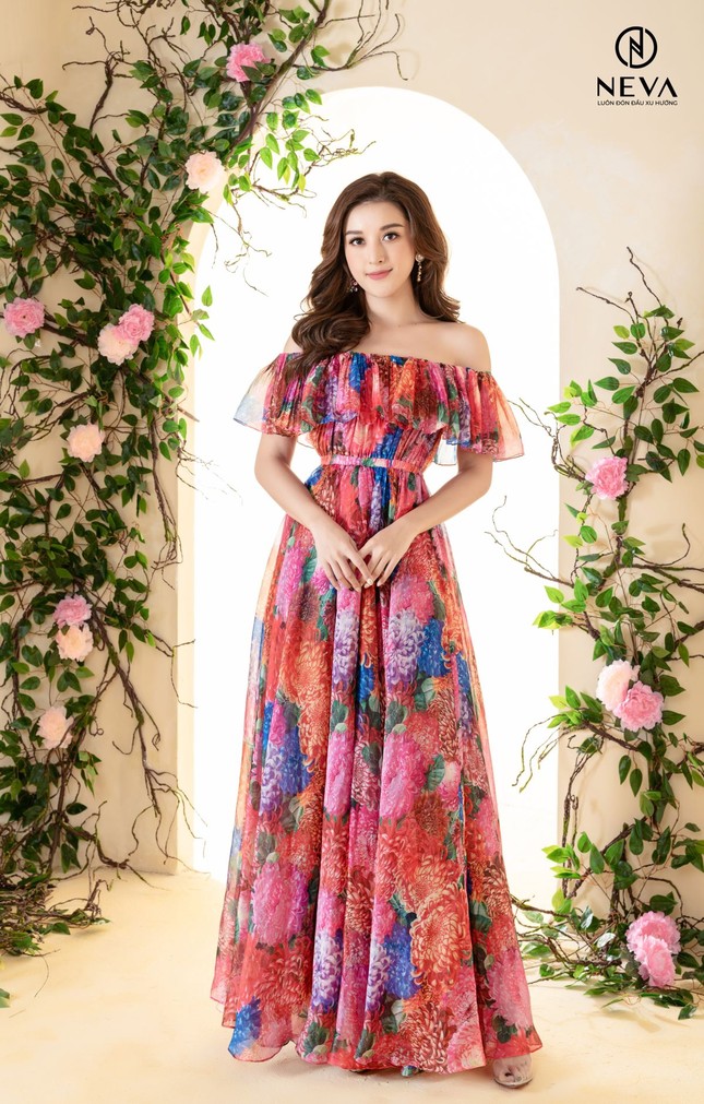 Hoa hậu, Á hậu mặc gì cũng đẹp nhưng xuất sắc nhất là khoe dáng với họa tiết hoa ảnh 1