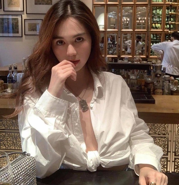 Ngọc Trinh “bỏ quên” nội y khi xuống phố khiến vòng 1 giảm hẳn độ nóng bỏng ảnh 8