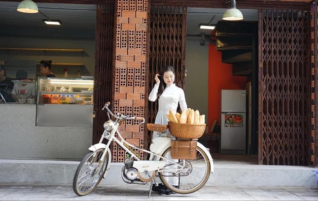 Người tô màu ký ức cho những chiếc bánh mì giữa lòng Hà Nội ảnh 5