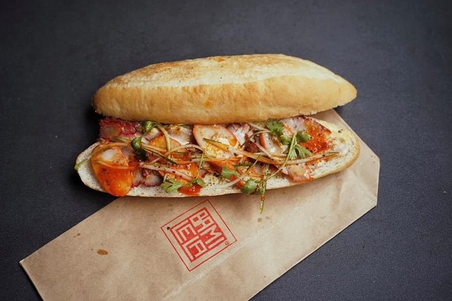 Người tô màu ký ức cho những chiếc bánh mì giữa lòng Hà Nội ảnh 4
