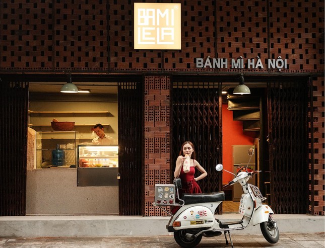 Người tô màu ký ức cho những chiếc bánh mì giữa lòng Hà Nội ảnh 2