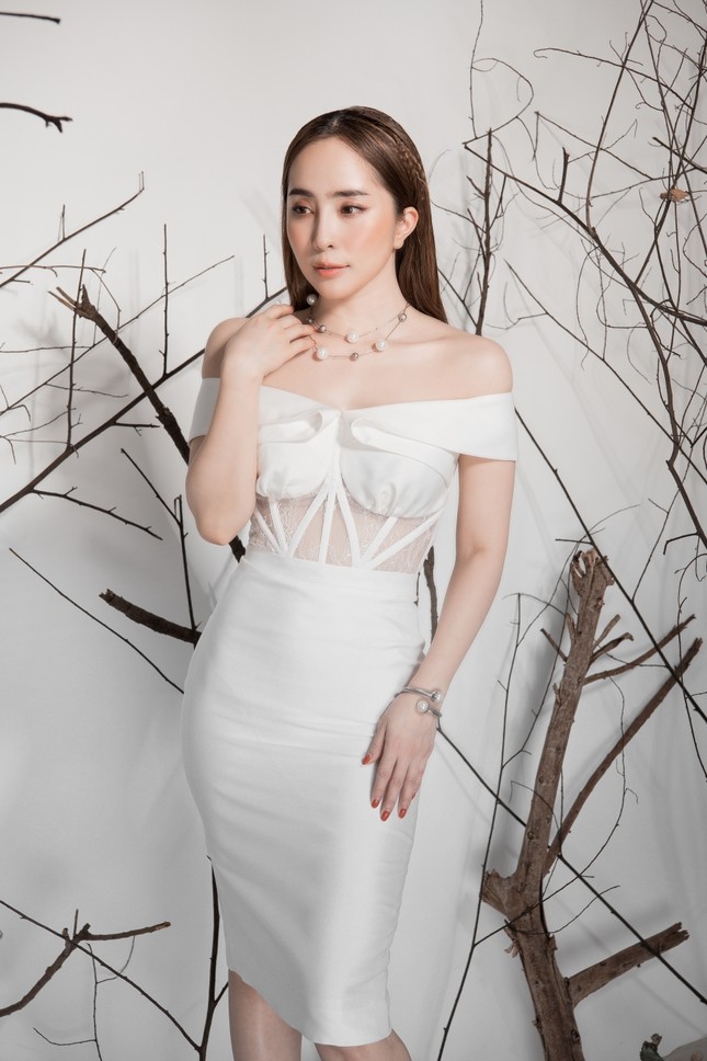 Giảm cân thành công, Quỳnh Nga khoe eo con kiến gợi cảm cùng sắc trắng ảnh 4