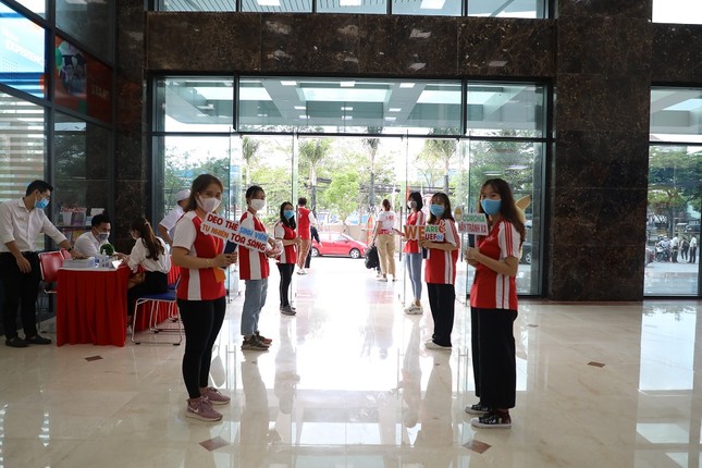Sinh viên hào hứng trở lại giảng đường ảnh 1