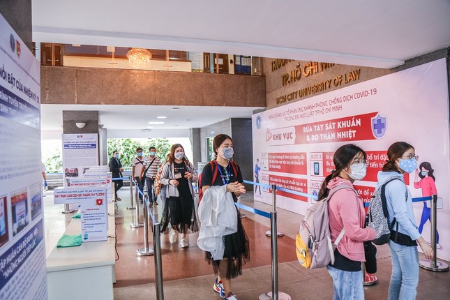 Sinh viên hào hứng trở lại giảng đường ảnh 6