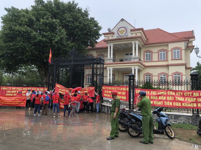 6 công trình không phép chưa tháo dỡ, khách hàng căng băng rôn phản đối ảnh 1