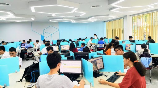 Sinh viên trường ĐH Công nghiệp TP. HCM phải vào lớp học từ 6h30 sáng ảnh 2