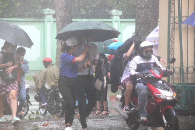 Sinh viên tình nguyện nhường áo mưa, che dù cho thí sinh lên phòng thi ảnh 2