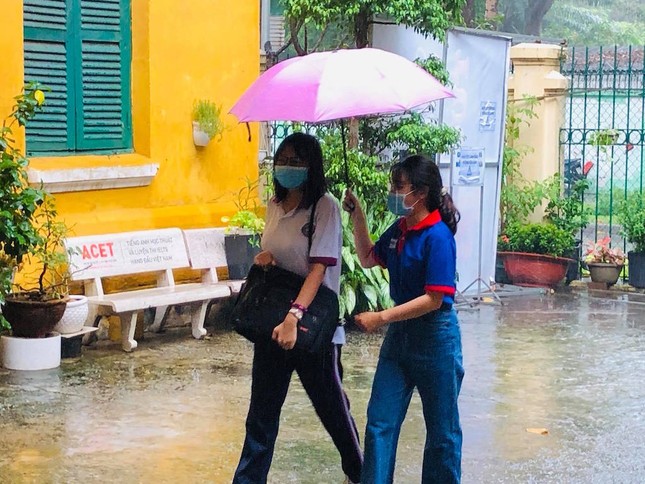 Sinh viên tình nguyện nhường áo mưa, che dù cho thí sinh lên phòng thi ảnh 3