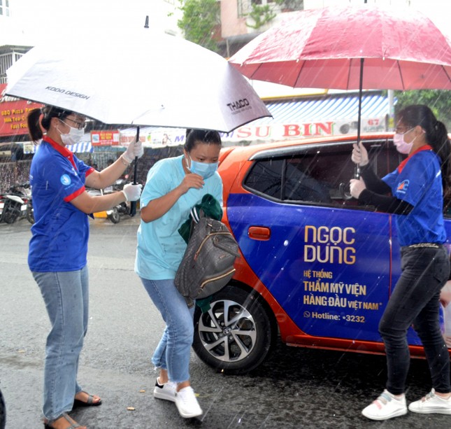 Sinh viên tình nguyện nhường áo mưa, che dù cho thí sinh lên phòng thi ảnh 4