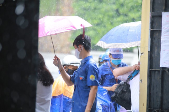Sinh viên tình nguyện nhường áo mưa, che dù cho thí sinh lên phòng thi ảnh 7
