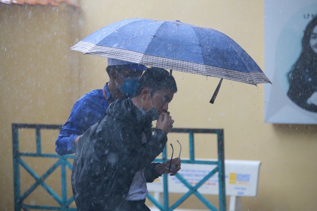 Sinh viên tình nguyện nhường áo mưa, che dù cho thí sinh lên phòng thi ảnh 9