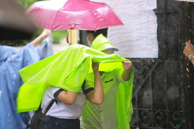 Sinh viên tình nguyện nhường áo mưa, che dù cho thí sinh lên phòng thi ảnh 12