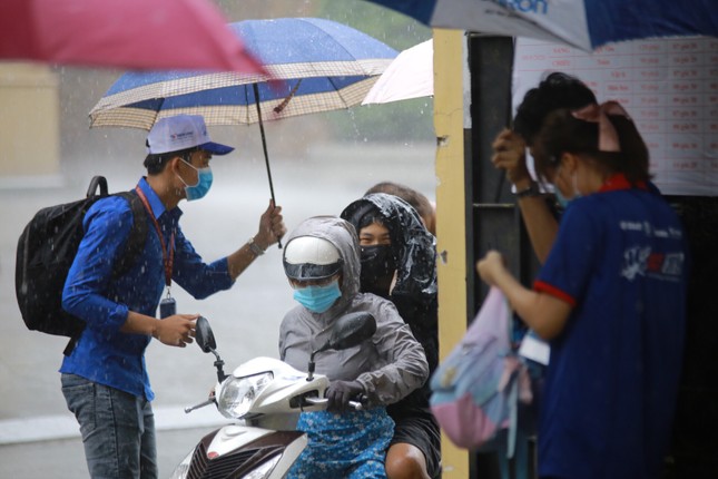 Sinh viên tình nguyện nhường áo mưa, che dù cho thí sinh lên phòng thi ảnh 13