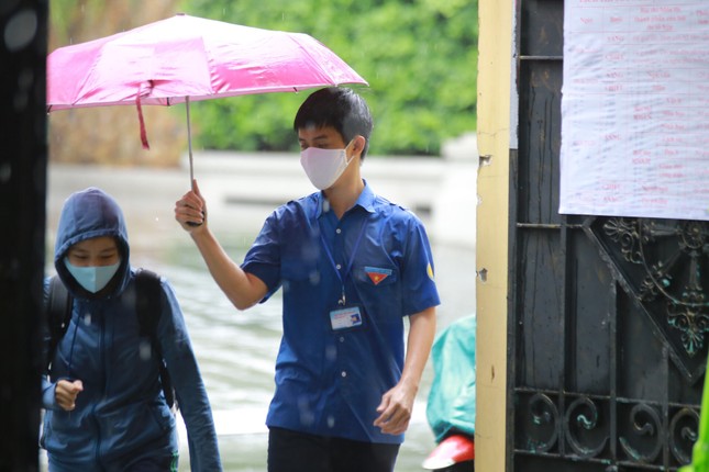 Sinh viên tình nguyện nhường áo mưa, che dù cho thí sinh lên phòng thi ảnh 5