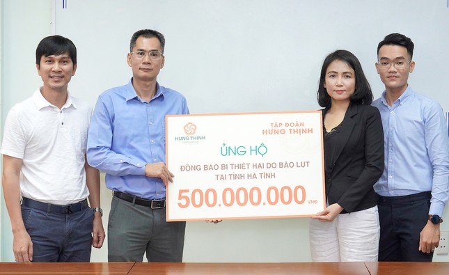 Qua báo Tiền Phong, Tập đoàn Hưng Thịnh ủng hộ đồng bào miền Trung 500 triệu đồng ảnh 1