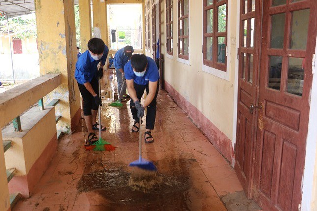 80 sinh viên, đoàn viên TP. HCM ra miền Trung giúp bà con khắc phục hậu quả bão, lũ ảnh 1
