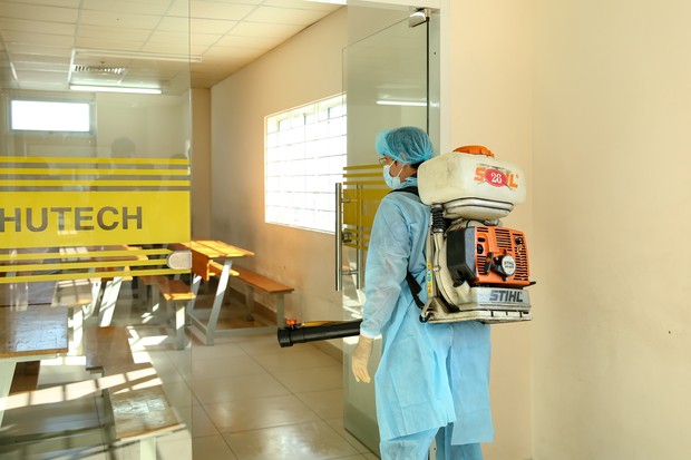 Trường ĐH Công nghệ TP. HCM cho sinh viên đi học trở lại từ ngày 7/12 ảnh 1
