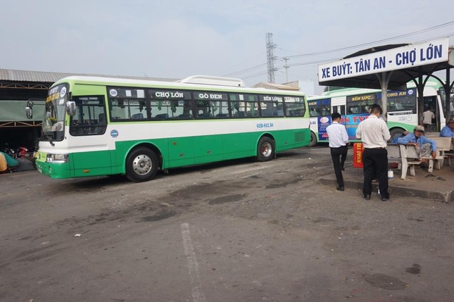 Nữ sinh viên là F1 về quê, tỉnh Long An phải truy tìm hành khách trên xe buýt ảnh 1