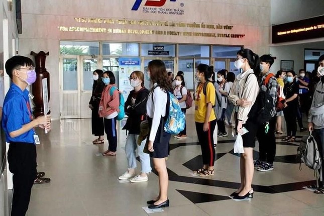 Nhiều trường cho sinh viên đi học trở lại ảnh 2
