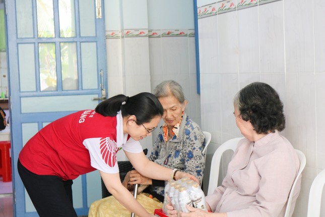 Dành 1,7 tỷ đồng tặng quà Tết cho người nghèo ảnh 1