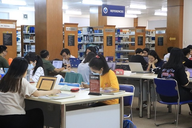 Hàng loạt trường đại học cho sinh viên nghỉ học tập trung ảnh 1