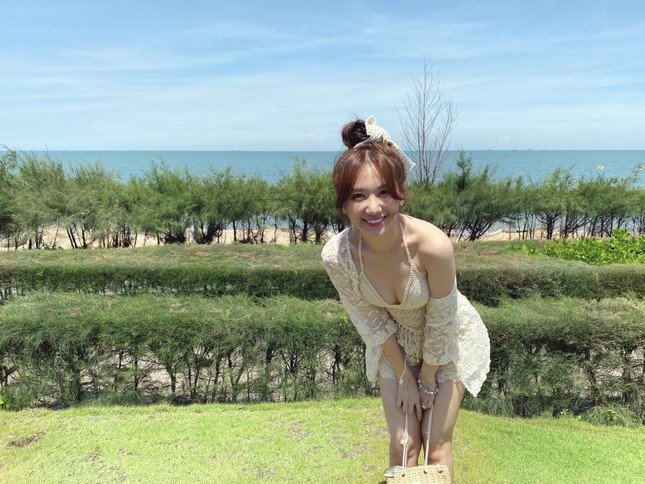 Hari Won diện áo tắm lưới, khoe sắc vóc gợi cảm ở tuổi 35 ảnh 3