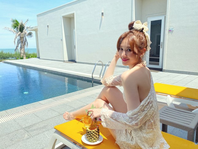 Hari Won diện áo tắm lưới, khoe sắc vóc gợi cảm ở tuổi 35 ảnh 4
