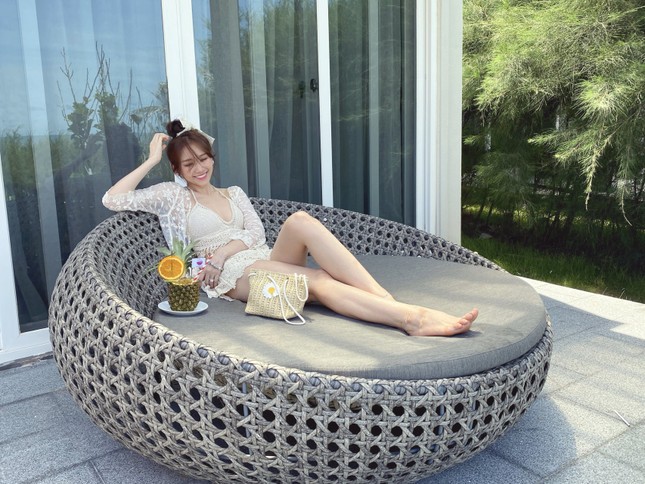 Hari Won diện áo tắm lưới, khoe sắc vóc gợi cảm ở tuổi 35 ảnh 1