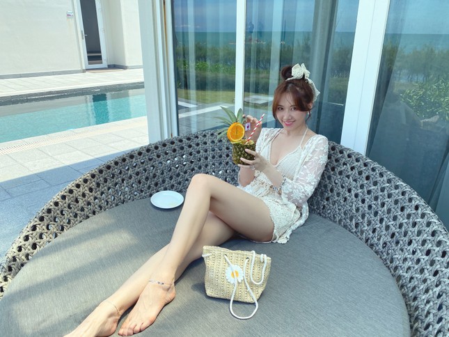 Hari Won diện áo tắm lưới, khoe sắc vóc gợi cảm ở tuổi 35 ảnh 2