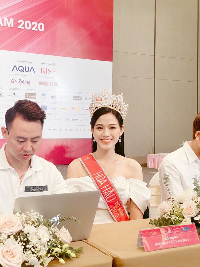 Top 3 Hoa Hậu Việt Nam 2020 lần đầu xuất hiện sau đăng quang, sẵn sàng giao lưu trực tuyến ảnh 3