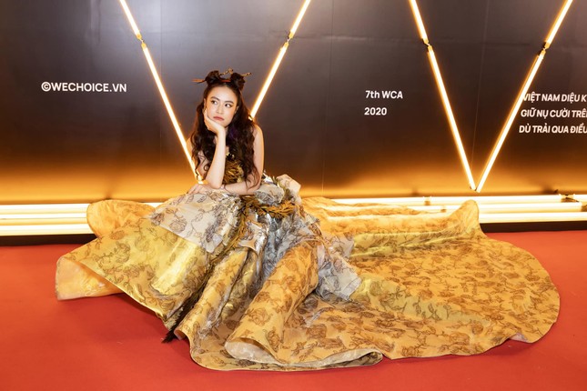 Hoàng Thùy Linh tỏa sáng khi diện trang phục lộng lẫy, lấy cảm hứng từ phượng hoàng ảnh 4