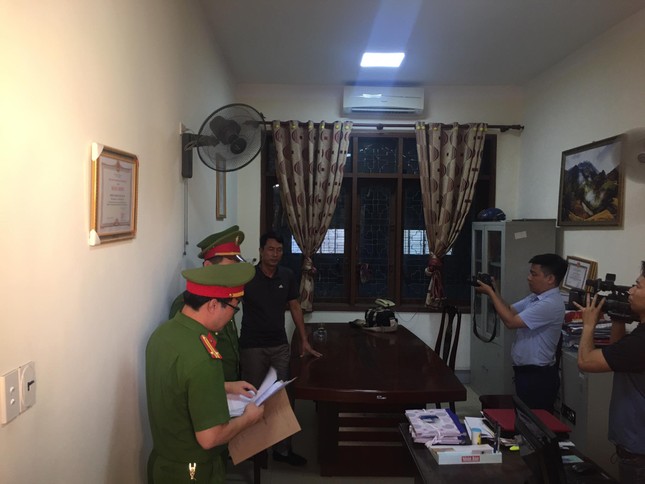 Khám xét phòng làm việc một cán bộ Ban Dân tộc Nghệ An ảnh 3