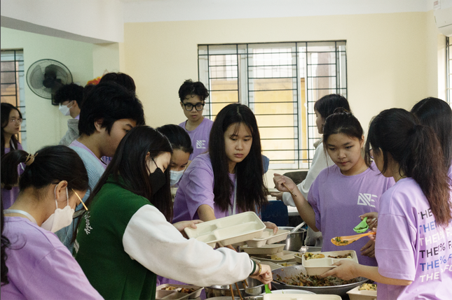 Học sinh trường chuyên Hà Nội vào bếp nấu cơm, phát miễn phí cho người nghèo ảnh 1