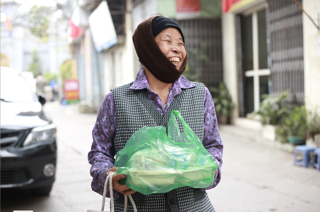 Học sinh trường chuyên Hà Nội vào bếp nấu cơm, phát miễn phí cho người nghèo ảnh 6
