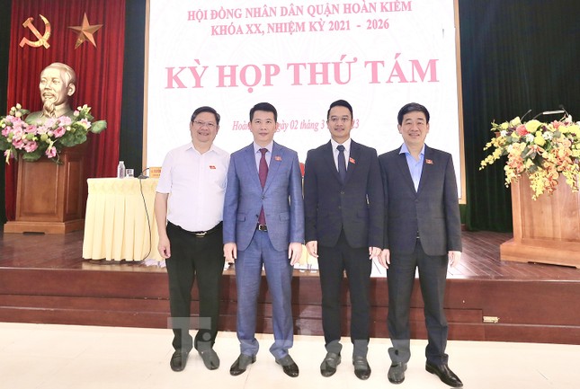 Ông Trịnh Hoàng Tùng được bầu làm Phó Chủ tịch UBND quận Hoàn Kiếm ảnh 2