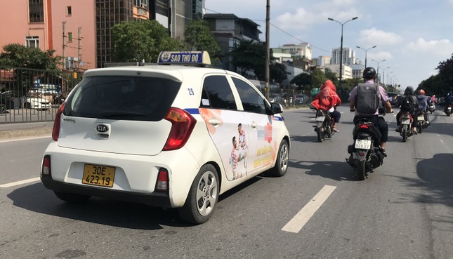 Lại xuất hiện xe taxi dán logo web cá cược ở Hà Nội ảnh 1