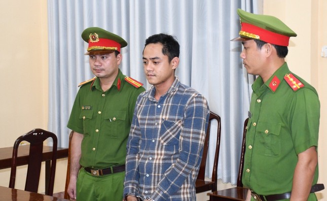 Khởi tố, bắt giam thanh niên chặn đường đập vỡ kính xe cấp cứu ảnh 1