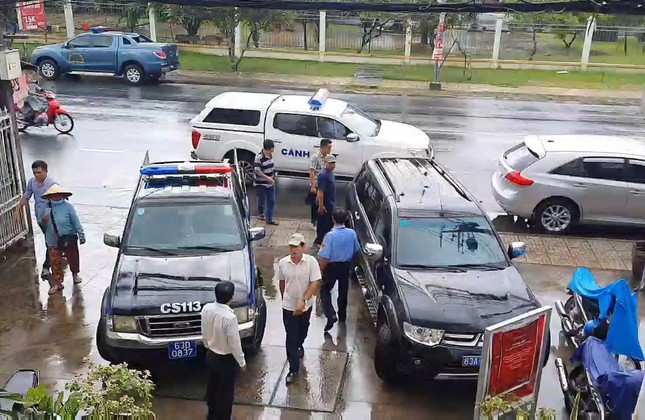 Cướp ngân hàng bất thành, đối tượng vứt súng bỏ chạy ảnh 1