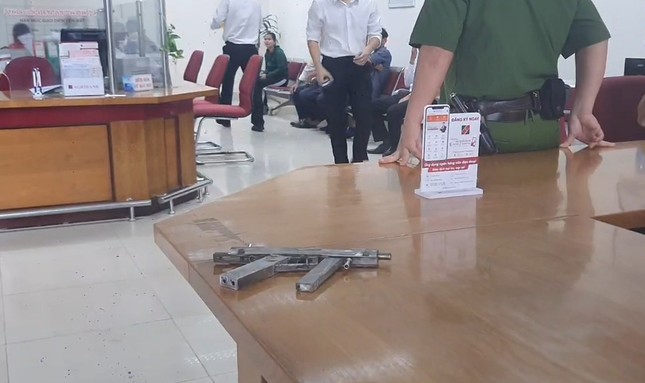 Cướp ngân hàng bất thành, đối tượng vứt súng bỏ chạy ảnh 2